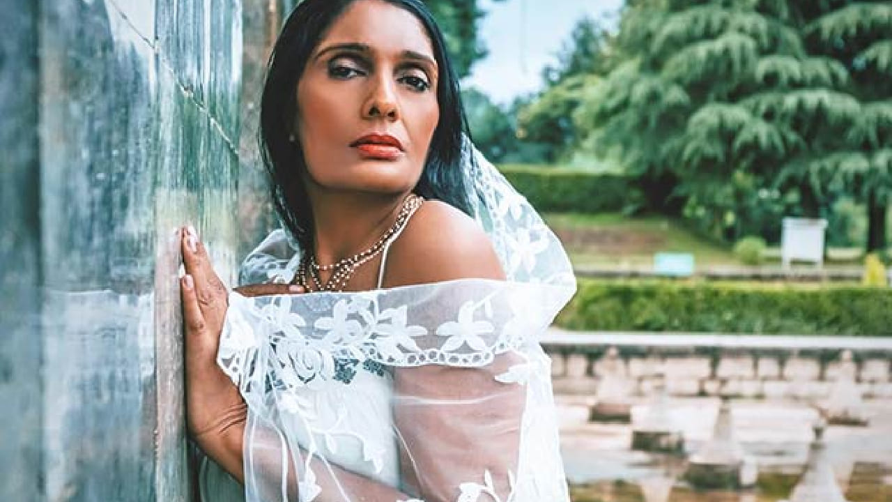 तिच्या मोठ्या काळ्या डोळ्यांनी आणि प्रभावी सौंदर्यामुळे ती त्या काळातील प्रेक्षकांची आवडती अभिनेत्री बनली होती. या चित्रपटानंतर अनु अग्रवाल काही इतर चित्रपटांमध्येही झळकली. मात्र काही काळानंतर ती अचानक चित्रपटसृष्टीतून गायब झाली. 