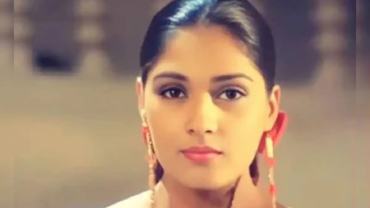 मी मॉडेलिंग करत होते आणि त्यातच पुढे जाण्याची इच्छा होती. पण त्याच दरम्यान अचानक मला ‘आशिकी’ चित्रपटाची ऑफर मिळाली आणि माझ्या आयुष्याला नवा वळण मिळाले. मी सुरुवातीला या चित्रपटासाठी केवळ एका छोट्या शेड्यूलसाठी होकार दिला होता. काही महिने शूटिंग करून पुन्हा माझ्या जुन्या कामाकडे परतण्याचा माझा विचार होता. माझा प्लॅन फक्त तीन महिन्यांचा होता, पण नशिबाने काही वेगळेच ठरवले होते' असं ती म्हणाली. 