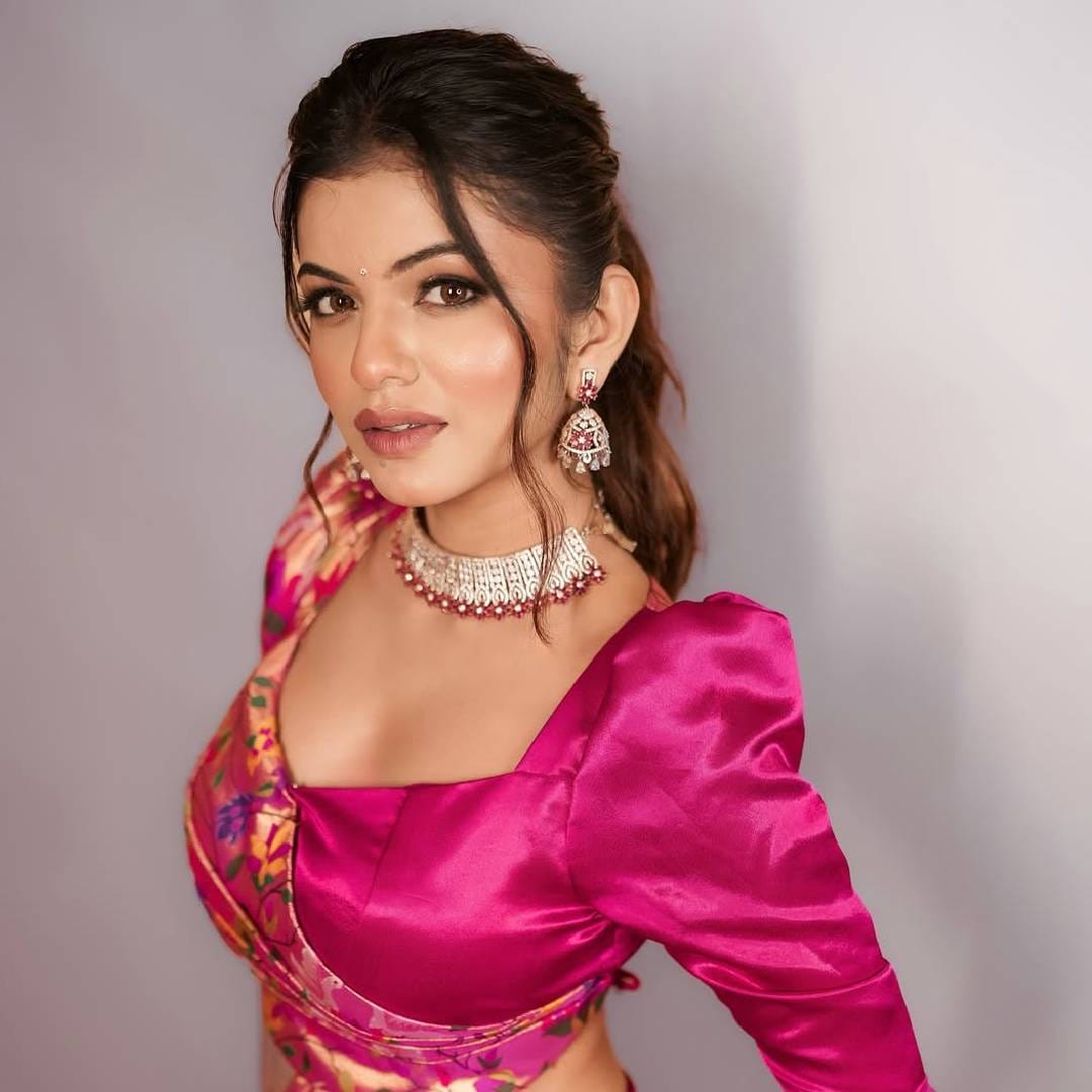 टॉप 5 स्पर्धकांमध्ये असताना अनुश्रीसमोरही ब्रीफकेसची ऑफर होती. मात्र पाच लाख रुपये तिने नाकारले. बिग बॉसच्या घराबाहेर पडल्यानंतर तिला एक लाख रुपये बक्षीस म्हणून मिळालं. अनुश्री यंदाचा सिझन जिंकेल असं अनेकांना वाटत होतं. परंतु टॉप 4 पर्यंत तिचा प्रवास राहिला. 
