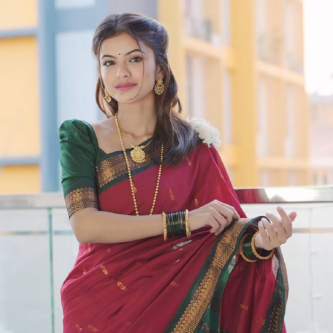 अनुश्री माने ही सोशल मीडिया इन्फ्लुएन्सर आणि डान्सर आहे. बिग बॉसच्या घरात येण्यापूर्वीच तिचा सोशल मीडियावर मोठा चाहतावर्ग होता. आता इन्स्टाग्रामवर तिच्या फॉलोअर्सची संख्या 17 लाखांवर पोहोचली आहे. अनुश्री घराबाहेर गेल्याचं समजताच विशाल कोटियनला अश्रू अनावर झाले. 
