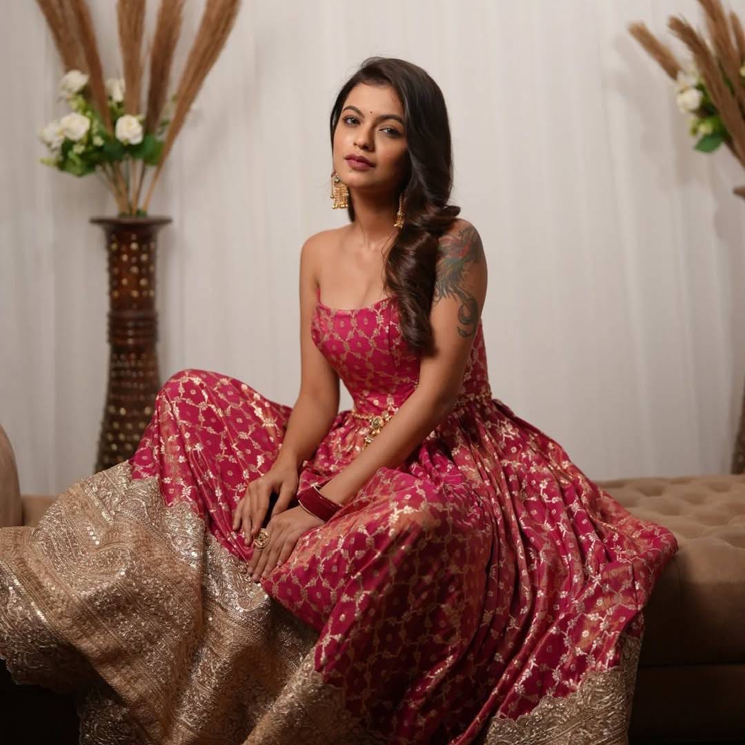 घरातून बाहेर पडल्यानंतर अनुश्री म्हणाली प्रवास छान होता मी बिनधास्त राहिले. मला जेवढं डोकं तेवढं वापरून मी गेम खेळायचा प्रयत्न केला. शेवटी नशिबाचा खेळ असतो. पण ठीक आहे. आयुष्य इथेच थांबत नाही. पुढे अजून बऱ्याच गोष्टी आहेत.
