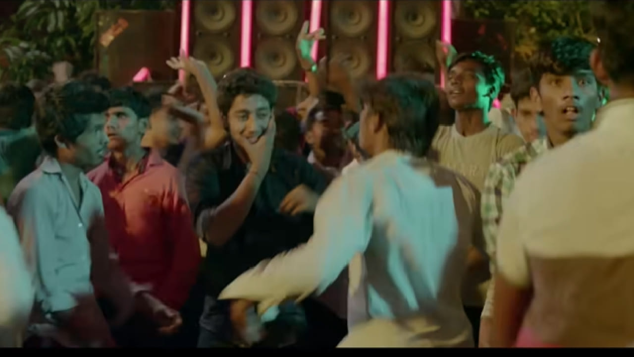 या चित्रपटाची कथा तर सुपरहिट ठरलीच पण त्यामधील सर्वच गाणी देखील प्रचंड हिट झाली. यामध्ये ‘झिंगाट’, ‘याड लागलं’, ‘सैराट झालं जी’ ही गाणी आजही प्रचंड लोकप्रिय आहेत. प्रत्येक गाणं कथेला पुढे नेणारं आणि भावनांना स्पर्श करणारं असल्यामुळे चित्रपटाचा प्रभाव अधिक वाढला.