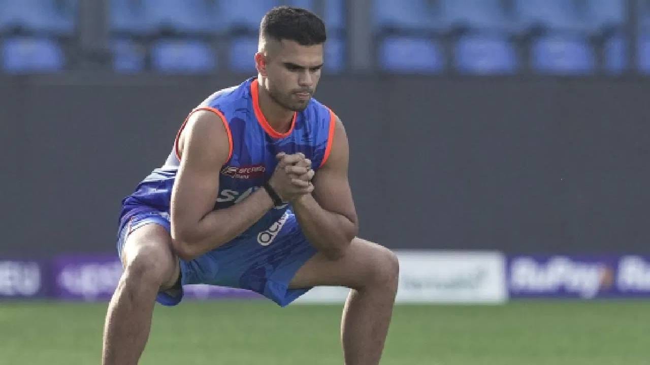 अर्जुन तेंडुलकर सध्या गोवा रणजी संघाकडून खेळत आहे. मुंबई क्रिकेट असोसिएशनच्या नियमांनुसार, संघात परतणाऱ्या कोणत्याही मुंबईस्थित खेळाडूला एक वर्षाचा 'कूलिंग-ऑफ' कालावधी पूर्ण करावा लागतो. परंतु एमसीए सचिव उन्मेश खानविलकर यांनी सांगितले की, हा नियम अर्जुन तेंडुलकरला लागू होत नाही, कारण त्याने कोणत्याही गोवा टी20 लीगमध्ये भाग घेतलेला नाही. (Photo: PTI)