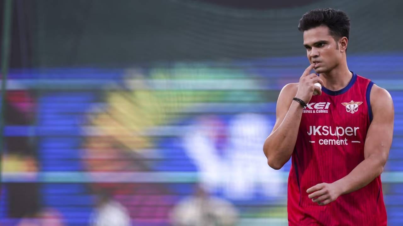 आयपीएल 2026 मध्ये लखनौ सुपरजायंट्स संघाचा भाग असलेल्या अर्जुन तेंडुलकरला आतापर्यंत खेळण्याची संधी मिळालेली नाही. पण लखनौ संघाच्या निराशाजनक कामगिरीनंतर अर्जुनला संघाकडून खेळण्याची संधी मिळण्याची शक्यता वाढली आहे. असं असताना अर्जुन तेंडुलकरने दुसऱ्या लीगमध्ये खेळण्यासाठी लिलावाकरिता आपले नाव नोंदवले आहे. (Photo: PTI)