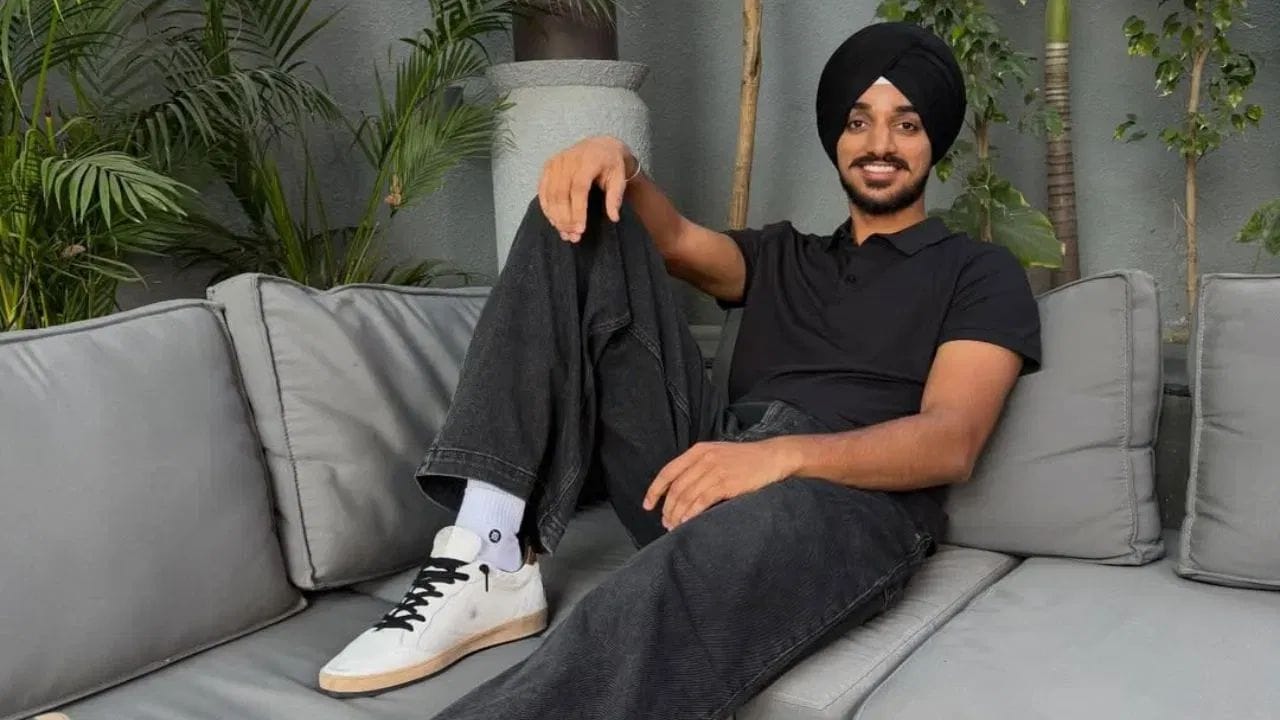  व्हायरल झालेल्या एका फोटोत अर्शदीप सिंग याने  एका मुलीचा हात धरलेला दिसत आहे. मात्र, फोटोमध्ये मुलीचा चेहरा स्पष्ट दिसत नसला तरी  त्या मिस्ट्री गर्लच्या अंगावरील टॅटू आणि स्टाईलवरून चाहत्यांनी ती तरुणी कोण असू शकते असा आडाखे बांधायला सुरुवात केली आहे. (फोटो सौजन्य- अर्शदीप अकाऊंट)