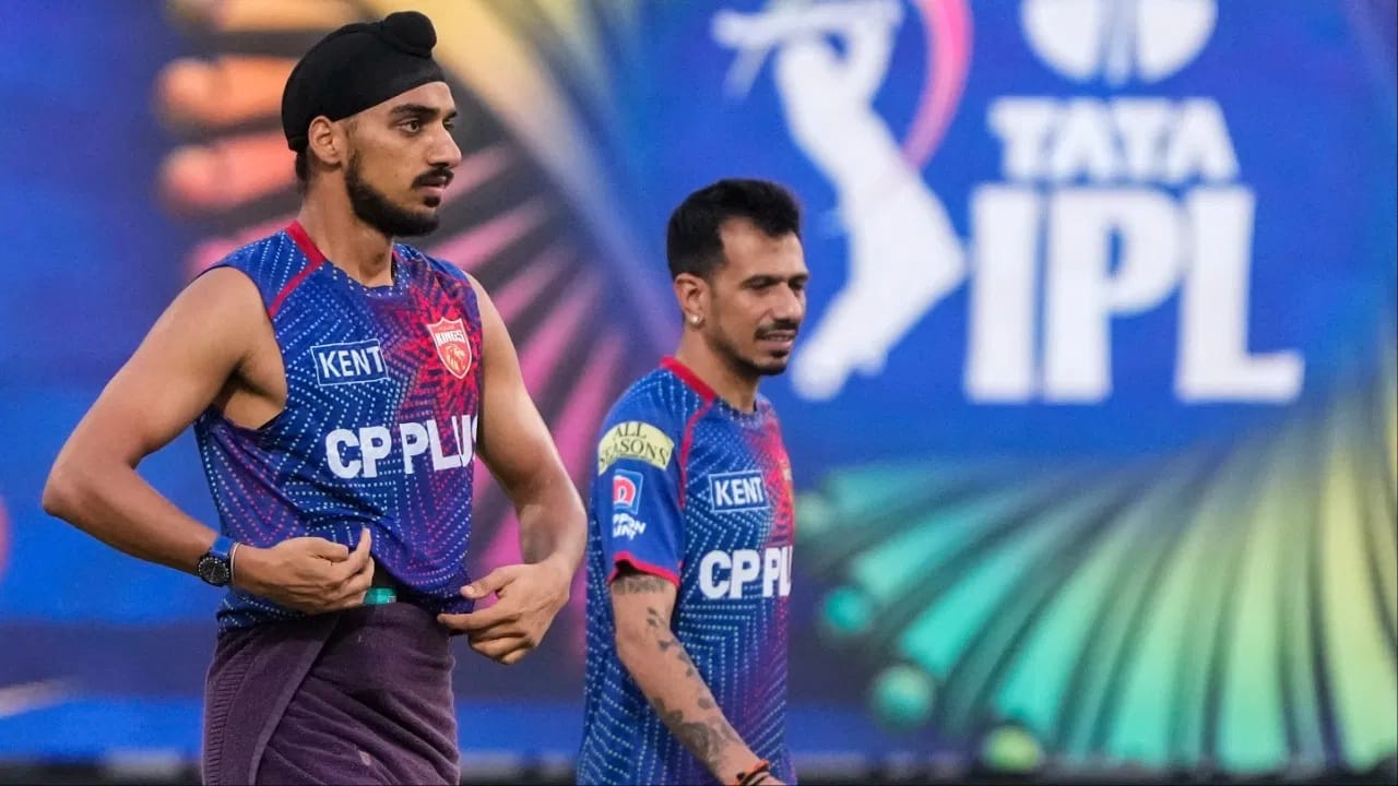 अर्शदीप सिंह पंजाब किंग्सचं तर मिस्ट्री स्पिनर वरुण चक्रवर्ती केकेआरचं प्रतिनिधित्व करतोय. दोघेही भारतीय संघाचे स्टार गोलंदाज आहेत. मात्र या दोघांना आयपीएलच्या 19 व्या मोसमात एकही विकेट मिळवता आली नाहीय.   (Photo Credit: PTI)