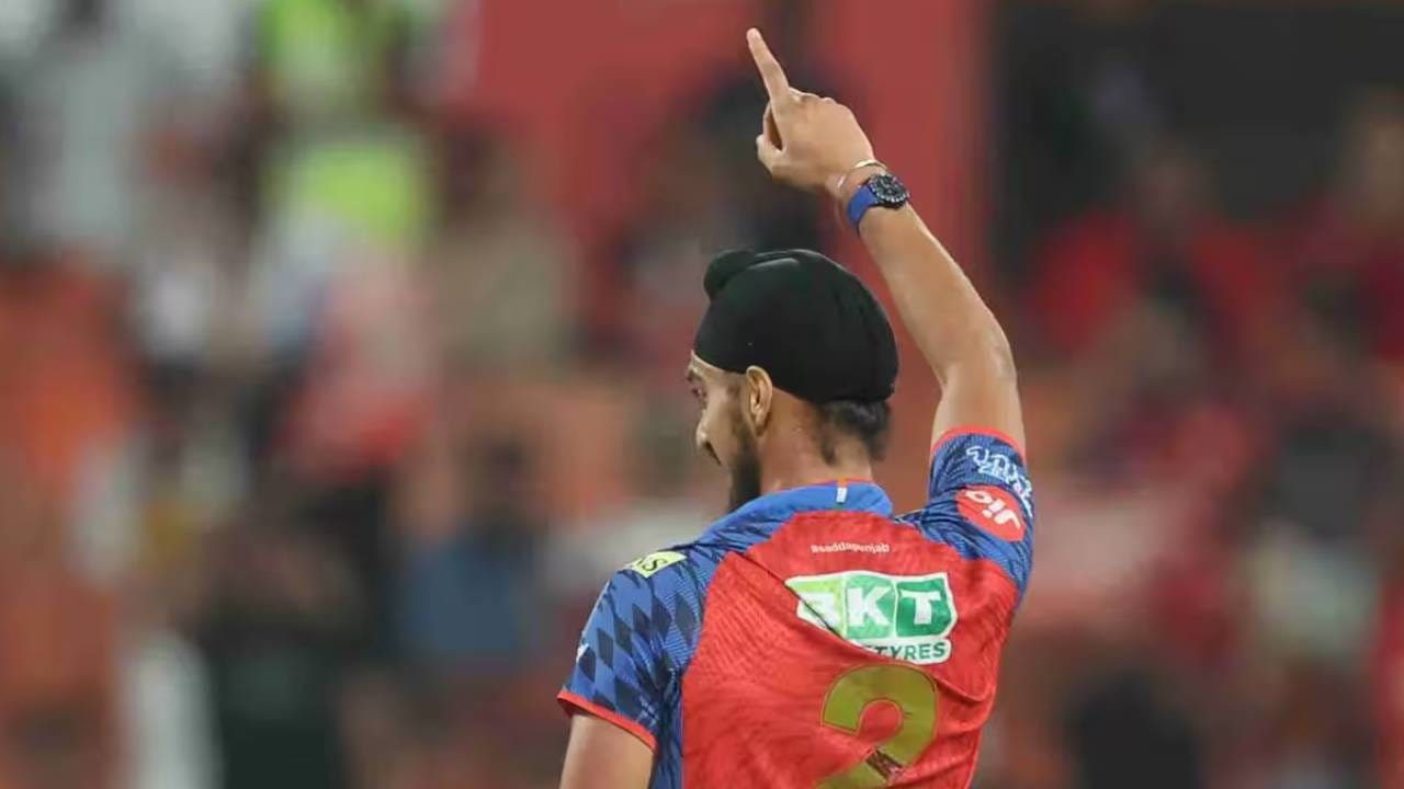 अर्शदीप सिंगने इकॉनॉमी रेट ही देखील एक चिंतेची बाब आहे. अर्शदीपने 10.96 च्या महागड्या इकॉनॉमी रेटने धावा दिल्या आहेत. वाईड बॉल टाकण्याच्या क्रमवारीत अर्शदीप अव्वल स्थानी आहे. त्याने आयपीएल 2026 स्पर्धेत आतापर्यंत 19 वाईड बॉल टाकले आहेत. (Photo: IPL/BCCI)