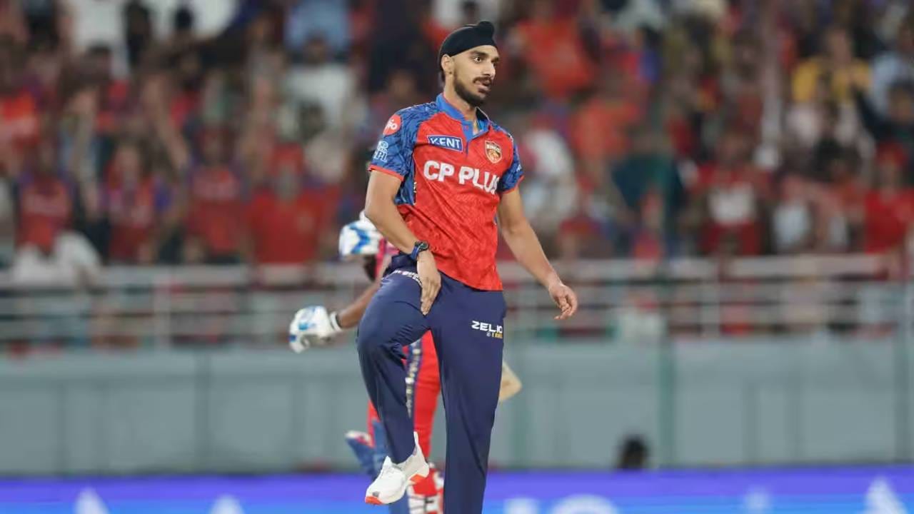 पंजाब किंग्सच्या आतापर्यंतच्या विजयात खऱ्या अर्थाने फलंदाजी भक्कम ठरली. राजस्थान रॉयल्सविरुद्धही पंजाबच्या फलंदाजांनी चांगली कामगिरी केली. गोलंदाजी कमकुवत होण्याची सततची भीती यावेळी खरी ठरली आहे.अर्शदीप सिंग या पर्वात काही खास गोलंदाजी करू शकलेला नाही. (Photo: IPL/BCCI)