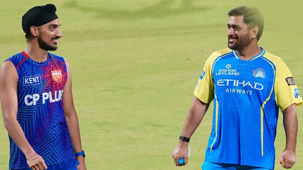 आयपीएल स्पर्धेत आतापर्यंत पंजाब किंग्ससाठी कोणत्याही गोलंदाजाने 100 विकेट घेतलेल्या नाहीत. अर्शदीप सिंगने केकेआरविरुद्ध 3 विकेट घेताच हा विक्रम त्याच्या नावावर होणार आहे. पंजाब किंग्ससाठी 100 विकेट घेणारा पहिला गोलंदाज ठरेल.(Photo- Punjab Kings Twitter)