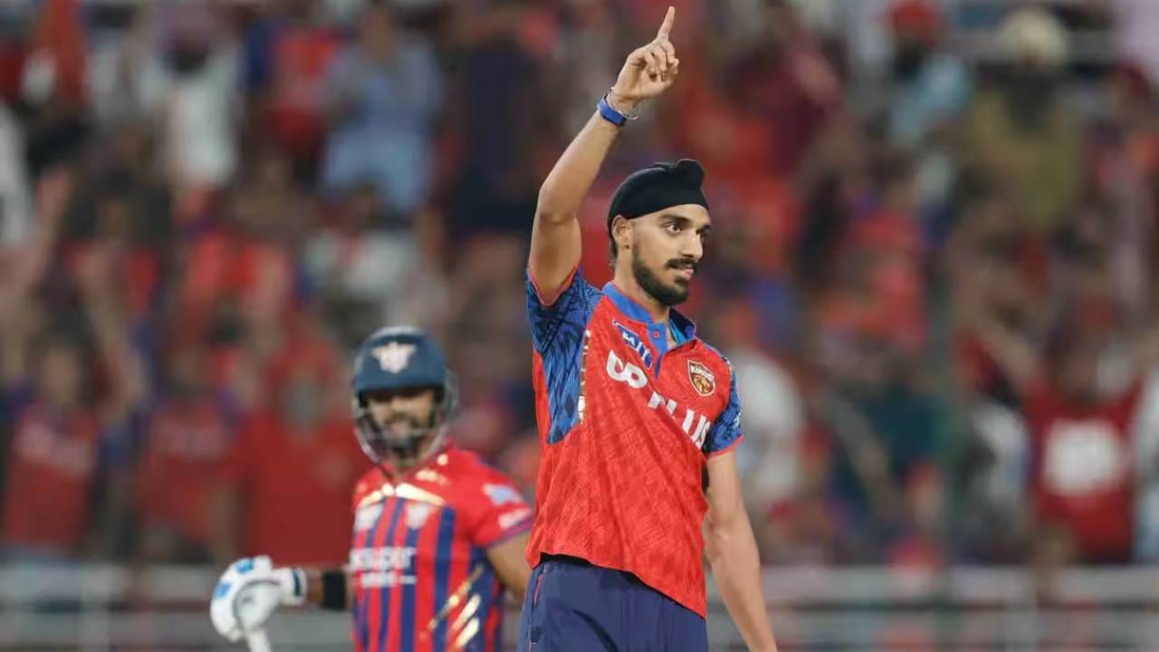 अर्शदीप सिंग, लॉकी फर्ग्युसन आणि मार्को यानसेन हे तिन्ही वेगवान गोलंदाज सपशेल अपयशी ठरले. विशेषतः अर्शदीप पूर्णपणे अपयशी ठरला. राजस्थानविरुद्धचार षटकांत राजस्थानने 68 धावा दिल्या.  अर्शदीप सिंग प्रत्येक सामन्यात अपयशी ठरला आहे. त्याने या पर्वातील आठ सामन्यांमध्ये केवळ 8 बळी घेतले आहेत. (Photo: IPL/BCCI)