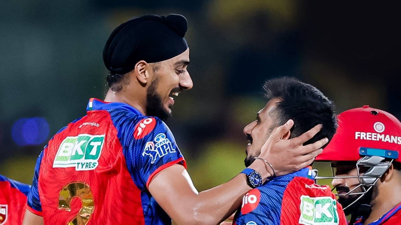 पंजाब किंग्सचा वेगवान गोलंदाज अर्शदीप सिंगकडे शतक ठोकण्याची संधी आहे. हे शतक धावांचं नाही तर विकेटचं असणार आहे. अर्शदीप सिंगने आतापर्यंत आयपीएलमध्ये 97 बळी घेतले आहेत. त्यामुळे कोलकात्याविरुद्धच्या सामन्यात 100 विकेटचा टप्पा गाठू शकतो. (Photo- Punjab Kings Twitter)