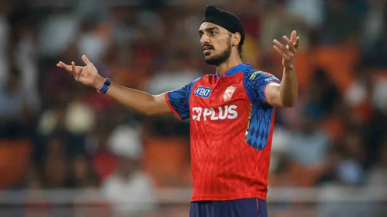 पंजाब किंग्सने राजस्थान रॉयल्ससमोर विजयासाठी 223 धावांचं आव्हान ठेवलं होतं. पण हे आव्हान काही पंजाब किंग्सला रोखता आलं नाही. या सामन्यात गोलंदाजीची कमकुवत बाजू उघड झाली. यात स्टार गोलंदाज अर्शदीप सिंगचा फॉर्म चिंतेचा विषय ठरला आहे. (Photo: IPL/BCCI)