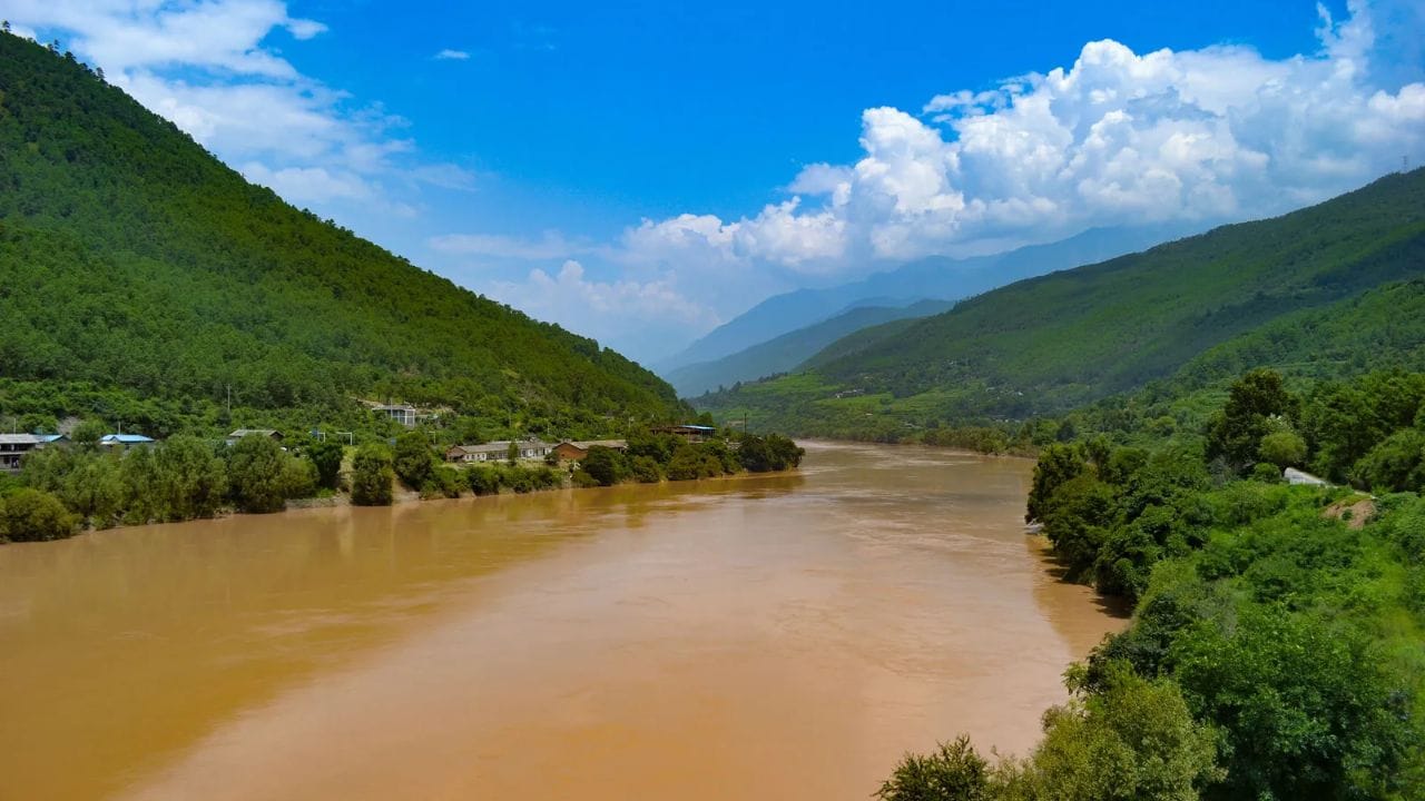 एक काळ असा होता की अरवरी नदी पूर्णपणे आटली होती. बेछूट वृक्षतोड आणि भूजलाचा अतिवापर यामुळे जवळपास सहा दशके ही नदी अस्तित्वात नव्हती. अरवरी नदी आटणे हे राजस्थानमधील जलसंकटाचे गंभीर प्रतीक बनले होते.