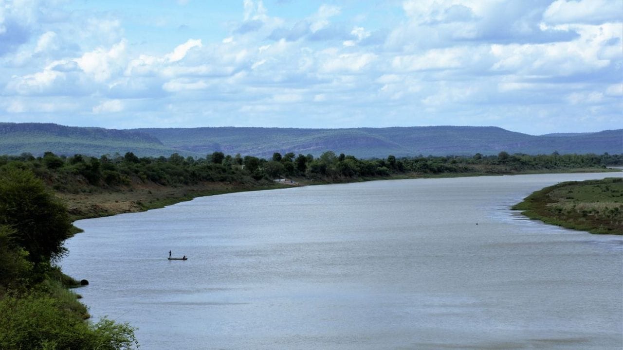 अरवरी नदी राजस्थानच्या अलवर जिल्ह्यातील भानेटा गावातून उगम पावते. प्राचीन अरावली पर्वतरांगांमधून सुरू होणारी ही नदी राजस्थानच्या कोरड्या प्रदेशातून वाहत जाऊन शेवटी अलवरमधील सरस गावाजवळ साहिबी (साई) नदीला मिळते.  
