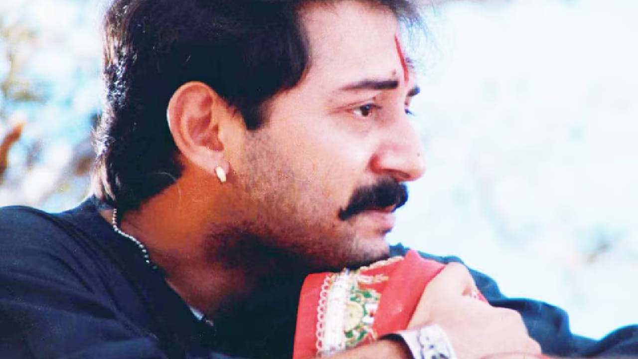 हा अभिनेता म्हणजे अरविंद स्वामी. अरविंद स्वामीच्या एंट्रीनंतर इंडस्ट्रीत एक वेगळंच वातावरण निर्माण झालं. त्याच्या आकर्षक व्यक्तिमत्त्वामुळे आणि नैसर्गिक अभिनयामुळे तो लवकरच तरुणाईचे आवडते बनले. विशेषत मुलींमध्ये त्याची जबरदस्त क्रेझ होती. त्याच्या प्रत्येक चित्रपटाची प्रेक्षक आतुरतेने वाट पाहत असत.