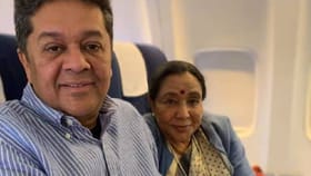 डोळ्यात अश्रू, हात जोडलेले...आशा भोसलेंच्या निधनावर मुलाची प्रतिक्रिया.