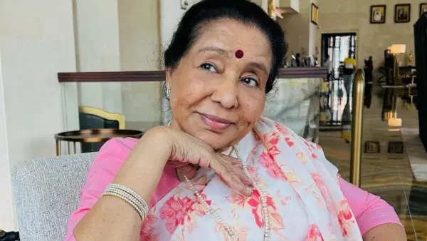 मोठी बातमी! प्रसिद्ध गायिका आशा भोसले यांना हृदयविकाराचा झटका, रुग्णालयात दाखल