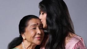 आशा भोसले यांची नात जनाईने पूर्ण केली आजीची अखेरची इच्छा.