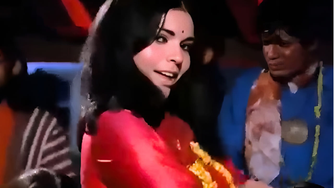 हिंदी चित्रपटसृष्टीत आजकाल गाण्यांचे बोल आणि त्यामागचा अर्थ बऱ्याचदा वेगळ्या दिशेने जाताना दिसतो आहे. मात्र एक काळ असा होता, जेव्हा गाण्यांना एक वेगळीच ओळख होती. त्या काळातील गाणी लागली की लोक अक्षरशः त्यात हरवून जात असत. 