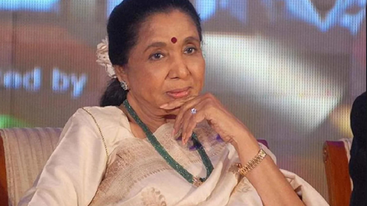 भारतीय संगीतसृष्टीतील दिग्गज गायिका आशा भोसले यांनी आपल्या आवाजाच्या जोरावर अनेक दशकं प्रेक्षकांच्या मनावर अधिराज्य गाजवलं आहे. मात्र त्यांची ओळख केवळ महान गायिका म्हणूनच नाही तर त्यांचे संपूर्ण कुटुंबही बॉलिवूडशी घट्ट जोडलेले आहे.