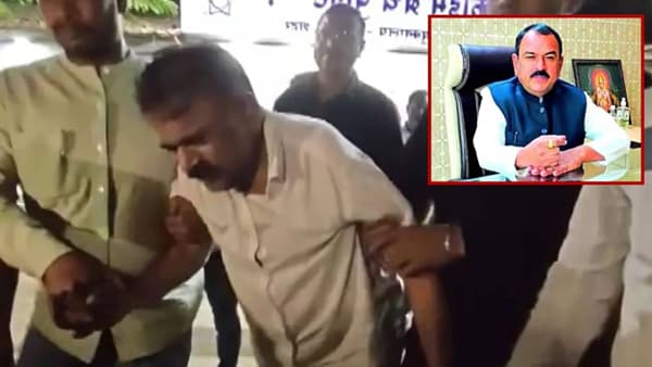 भविष्य सांगण्याच्या नावाखाली अनेक महिलांचा लैंगिक शोषण करणारा नाशिकचा भोंदूबाबा अशोक खरात आता पुन्हा एकदा चर्चेत आला आहे. यावेळी त्याच्याविरुद्ध नवा गुन्हा दाखल झाला आहे. त्यामुळे त्यावर दाखल झालेल्या गुन्ह्यांची एकूण संख्या १२ पर्यंत पोहोचली आहे. आता खरातने काय नवा प्रताप केला चला जाणून घेऊया...