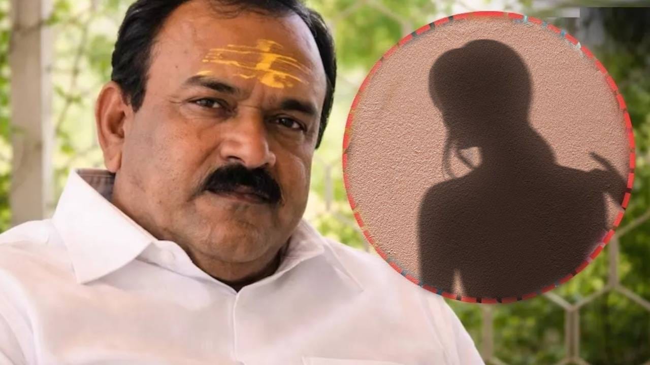 खरातच्या ‘ओकस प्रॉपर्टीज’ या कार्यालयात लपवलेल्या कॅमेऱ्यांद्वारे अनेक महिलांचे व्हिडिओ रेकॉर्ड केले गेले. पेन ड्राईव्हमध्ये ५८ महिलांसोबतच्या अश्लील व्हिडिओ क्लिप्स मिळाल्याची माहिती तपास यंत्रणांनी दिली आहे. हे व्हिडिओ ब्लॅकमेलिंगसाठी वापरले जात असल्याचेही तपासात उघड झाले.