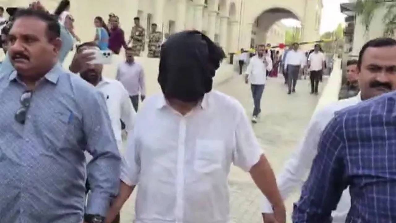 अशोक खरातचे काही खरे नाही! राहत्या घरावर थेट... नेमकं काय झालं? अशोक खरातचे काही खरे नाही! राहत्या घरावर थेट... नेमकं काय झालं?