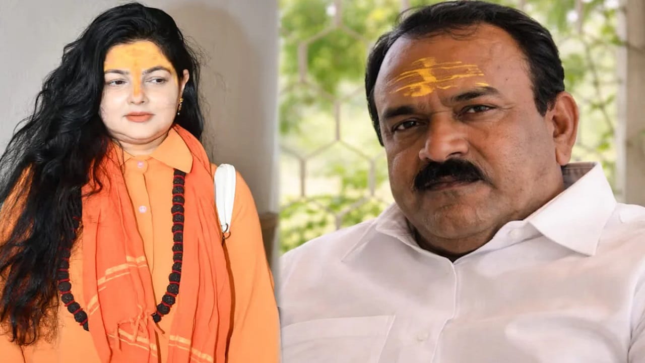  स्वयंघोषित बाबा अशोक खरात याच्याबद्दल उघडपणे बोलल्यामुळे ममता कुलकर्णी हिच्यावर नेटकऱ्यांनी निशाणा साधला आहे... ममता अशा व्यक्तीबद्दल असं कसं बोलू शकते... असा प्रश्न निर्माण करत. अनेकांना तिच्यावर निशाणा साधला आहे.  