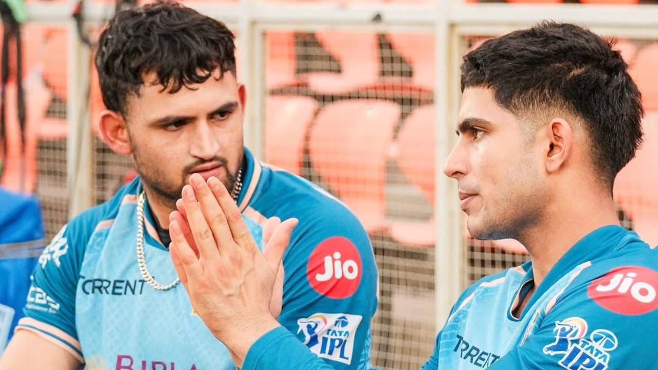 अशोक शर्माने संपूर्ण सामन्यात आक्रमक गोलंदाजी केली. त्याने 4 षटकांत 37 धावा देऊन 1 बळी घेतला. त्याचा वेग आणि गोलंदाजीतील व्हेरियशन फलंदाजांना त्रासदायक ठरले. अशोक शर्माचा यॉर्कर आणि हार्ड लेंथ चेंडू डेथ ओव्हरमध्ये प्रभावी ठरले.(Photo: @AshokSharma Instagram)