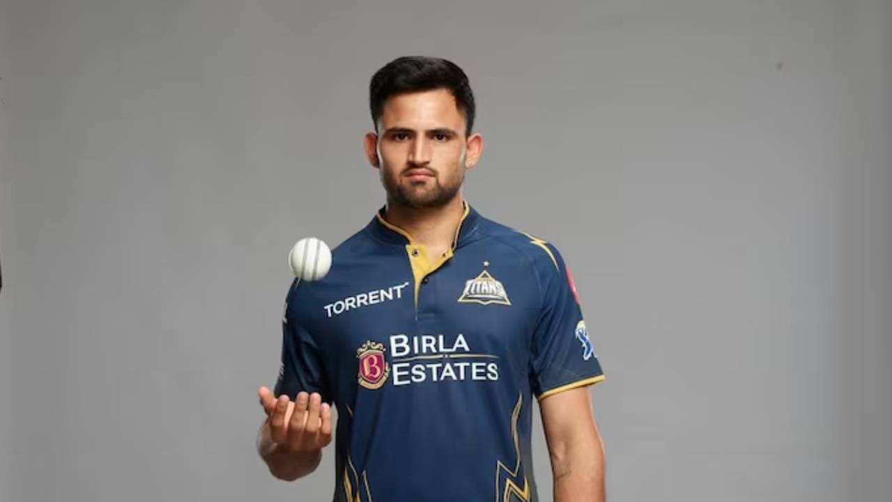 अशोक शर्माला आयपीएल स्पर्धेत 2022 मध्ये केकेआरने 55 लाख रुपयांना विकत घेतले होते. पण खेळण्याची संधी मिळाली नाही. आयपीएल 2025 स्पर्धेत राजस्थान रॉयल्सने 30 लाख रुपयांना घेतलं. पण येथेही त्याला बेंचवरच बसावं लागलं. गुजरात टायटन्सने त्याला 90 लाखांना संघात घेतलं आणि त्याला संधी दिली. त्या संधीचं त्याने सोनं केलं. (Photo: @AshokSharma Instagram)