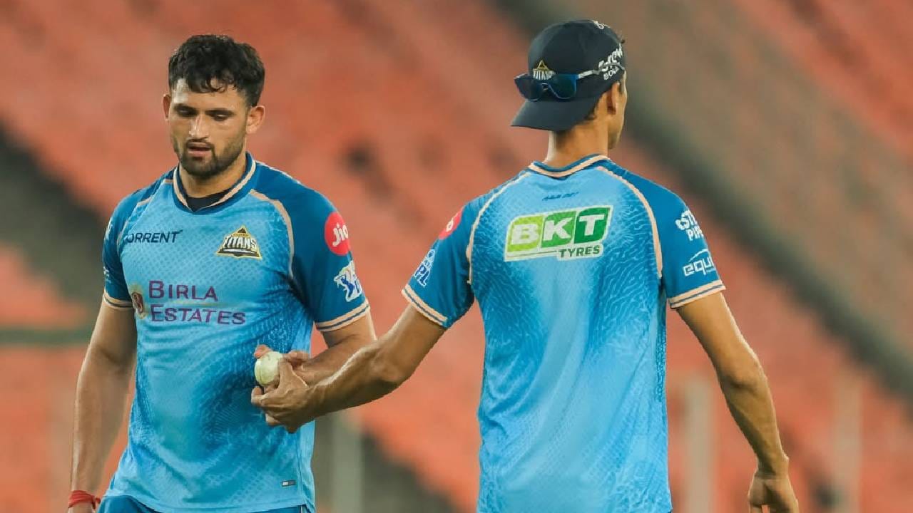 अशोक शर्मा जयपूरजवळील रामपुरा गावचा रहिवासी आहे. त्याचे वडील शेतकरी आहेत. 17  जून 2002 रोजी जन्मलेला शर्मा शालेय जीवनापासूनच क्रिकेटच्या मैदानावर धडे गिरवत होता. यापूर्वी त्याने सय्यद मुश्ताक अली ट्रॉफीमध्ये आपल्या वेगवान आणि स्विंग गोलंदाजीने प्रभाव पाडला होता. त्यामुळेच त्याची आयपीएल स्पर्धेत निवड झाली.(Photo: @AshokSharma Instagram)