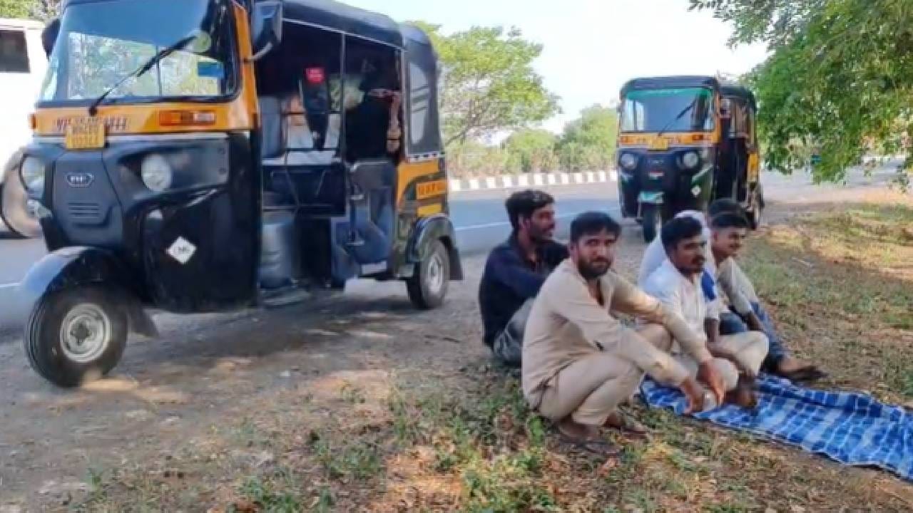 राज्य सरकारने अचानक घेतलेल्या या निर्णयामुळे परवाना रद्द होण्याची भीती या चालकांना सतावत आहे. अनेकांनी कर्ज काढून रिक्षा आणि परवाने घेतले आहेत. त्यामुळे आता रोजगार हिरावला गेल्याने जगायचे कसे? असा प्रश्न त्यांच्यासमोर उभा राहिला आहे. 'आम्हाला मराठी भाषा शिकण्यासाठी सरकारने किमान काही महिन्यांचा वेळ द्यावा, एकदम परवाने रद्द करू नयेत', अशी आर्त हाक या रिक्षाचालकांनी दिली आहे.