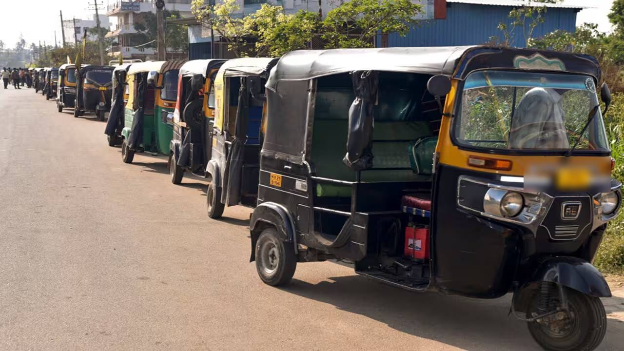 रिक्षा आणि टॅक्सी चालकांसाठी राज्य सरकारने घेतलेल्या 'मराठी सक्ती'च्या निर्णयाला आता प्रत्यक्ष जमिनीवर पाठिंबा मिळताना दिसत आहे. 1 मेपासून कडक अंमलबजावणी करण्याचे आदेश परिवहन मंत्री प्रताप सरनाईक यांनी दिला आहे. आता महाराष्ट्र नवनिर्माण सेनेने या निर्णयाच्या समर्थनार्थ कंबर कसली असून, अंधेरी पश्चिम भागात मनसेच्या वतीने रिक्षांवर विशेष स्टिकर्स लावण्याची मोहीम हाती घेण्यात आली आहे. या मोहिमेला प्रवाशांचा चांगला प्रतिसाद मिळत असल्याचे समोर आले आहे.