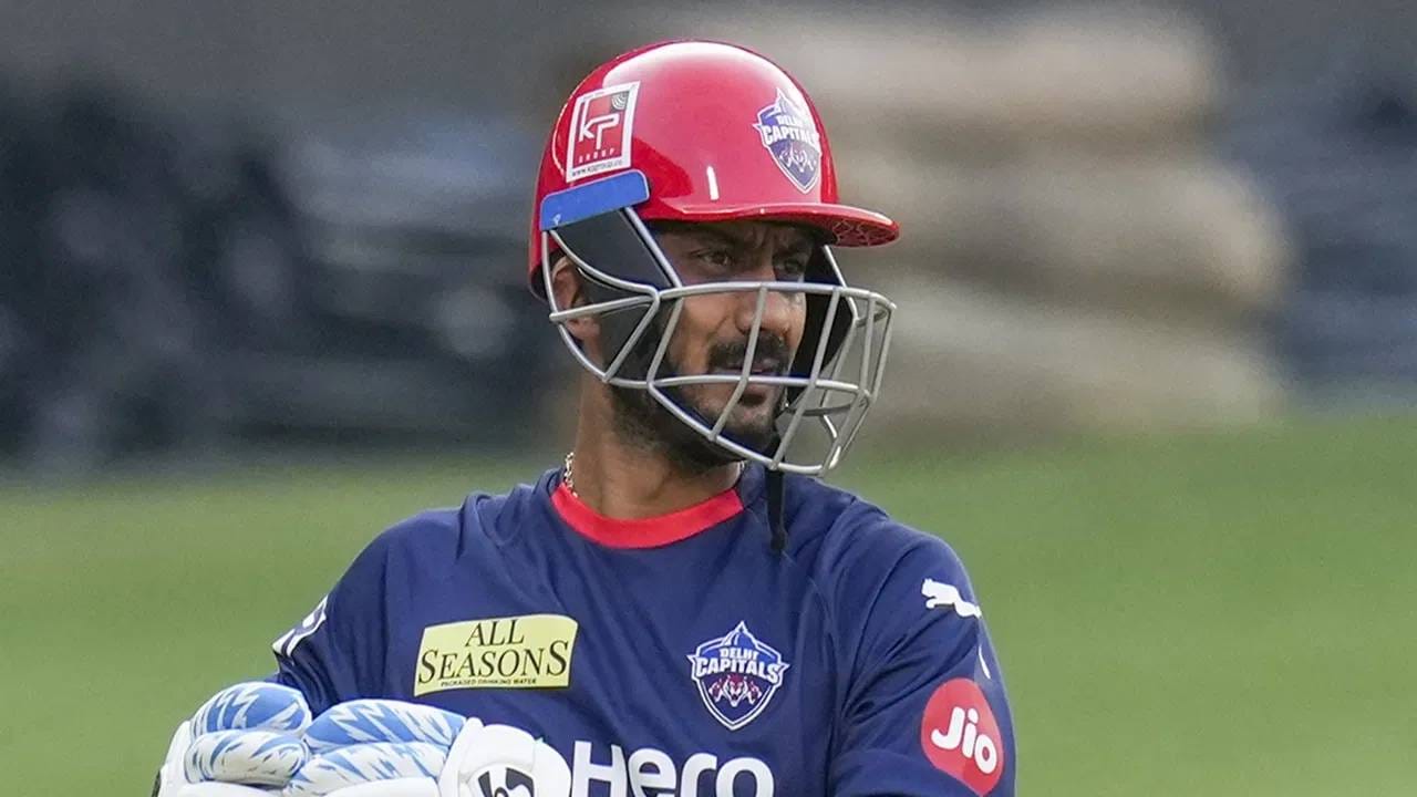 अक्षर पटेलची आयपीएल स्पर्धेत निराशाजनक कामगिरी राहिली आहे. डावखुरा फलंदाजाने चार डावांमध्ये 9.6 च्या सरासरीने केवळ 29 धावा केल्या. त्याने पाच बळीही घेतले. (फोटो: पीटीआय)