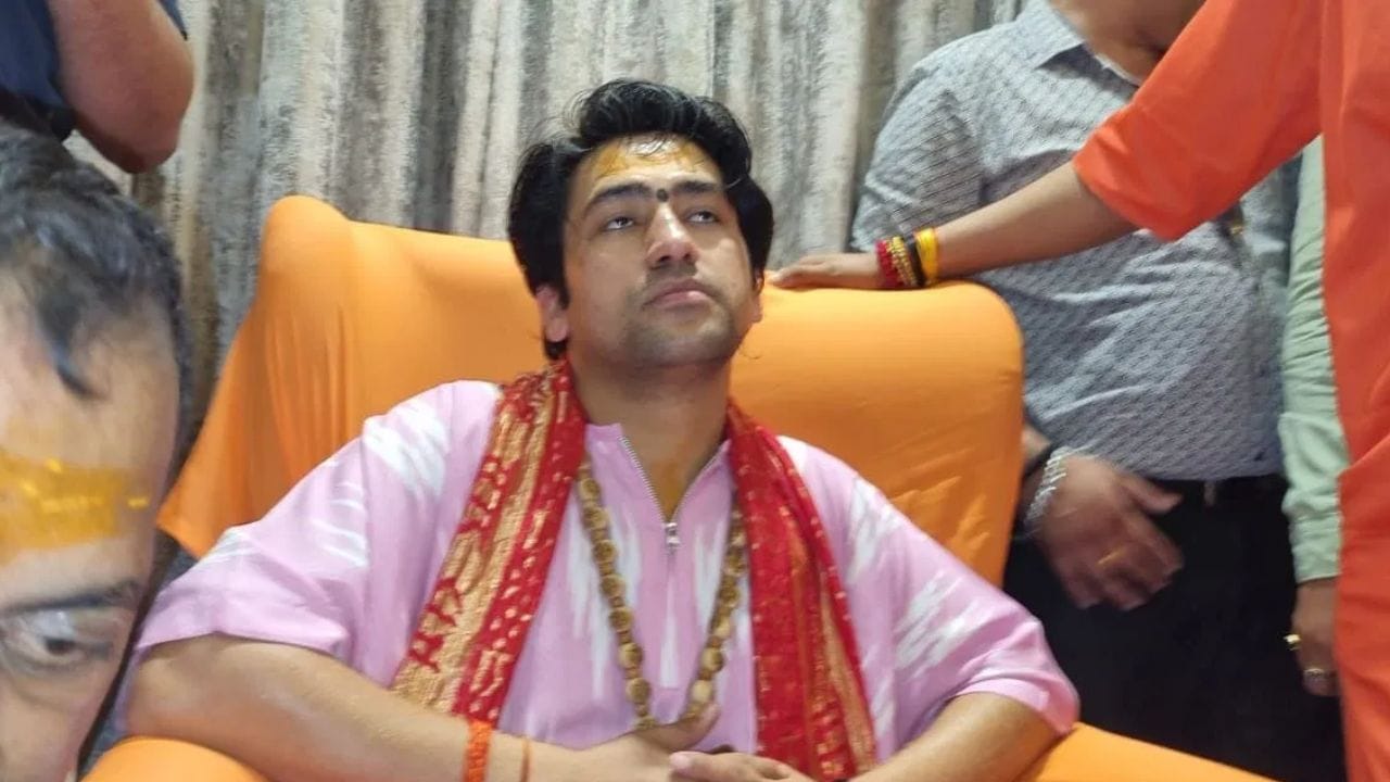 बागेश्वर बाबाला कोल्हापूरी चपलेने मारा अन् 1 लाख 51 हजार मिळवा, कुणी केली घोषणा?