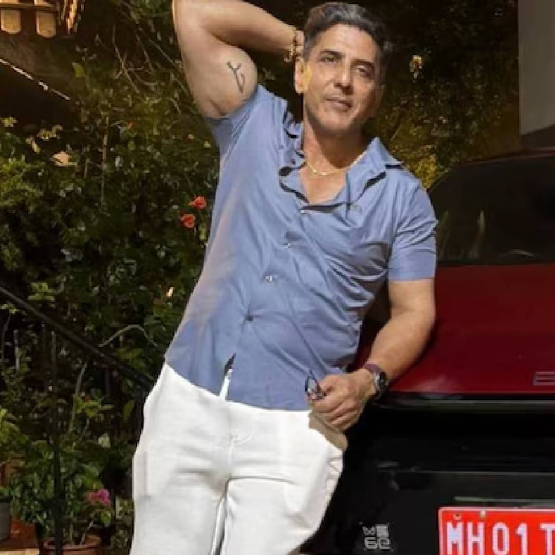 प्रसिद्ध दाक्षिणात्य अभिनेता बबलू पृथ्वीराजचं खासगी आयुष्य कोणत्याही ड्रामापेक्षा कमी नाही. काही काळापूर्वी त्याच्या लव्ह लाइफ आणि लिव्ह इन रिलेशनशिपच्या चर्चांनी तेलुगू चित्रपटसृष्टीत खळबळ उडाली होती. वयाच्या 57 व्या वर्षी त्याचे एका 24 वर्षीय महिलेशी संबंध होते. त्यानंतर त्यांनी लग्नाची घोषणा करण्याचा निर्णय घेताच सर्वांनाच आश्चर्याचा धक्का बसला होता. 
