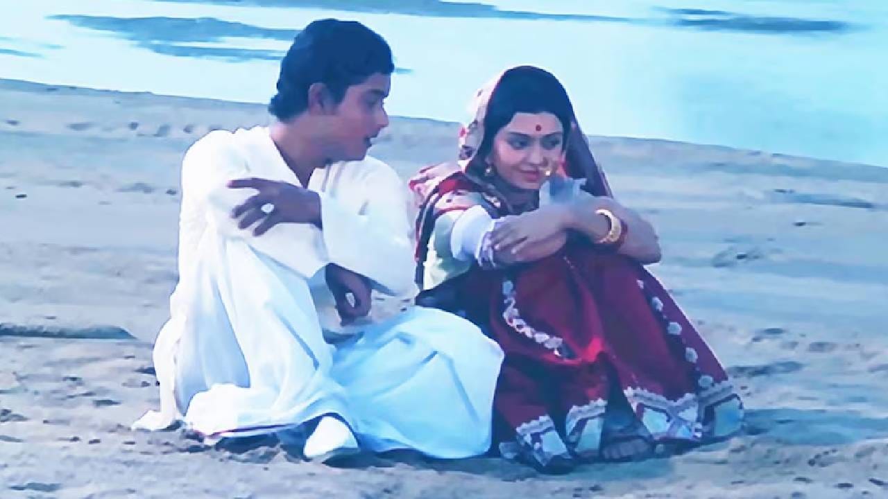 आम्ही येथे १९७६ मध्ये प्रदर्शित झालेल्या पहिला हिट सिनेमा ‘बालिका बधू’च्या सर्वात रोमँटिक गाण्याची ‘बड़े अच्छे लगते हैं’ची गोष्ट सांगत आहोत. या गाण्यात सचिन पिळगावकर आणि राजनी शर्मा दिसले होते. दोघांची निष्पाप आणि गोड जोडीने त्या काळात लोकांचे मन जिंकले होते. या गाण्याचे शूटिंग एका सुंदर नदीकाठी करण्यात आले होते. त्या लोकेशनने गाण्याला अधिक सुंदर बनवले. रिलीज झाल्यानंतर हे गाणे इतके लोकप्रिय झाले की, १९७७ च्या बिनाका गीतमाला यादीत ते २६व्या क्रमांकावर आले. हळूहळू हे गाणे ‘एव्हरग्रीन रोमँटिक सॉंग’च्या श्रेणीत सामील झाले. आजही रेडिओ, टीव्ही शो आणि डिजिटल प्लॅटफॉर्मवर ते ऐकणे सामान्य आहे.