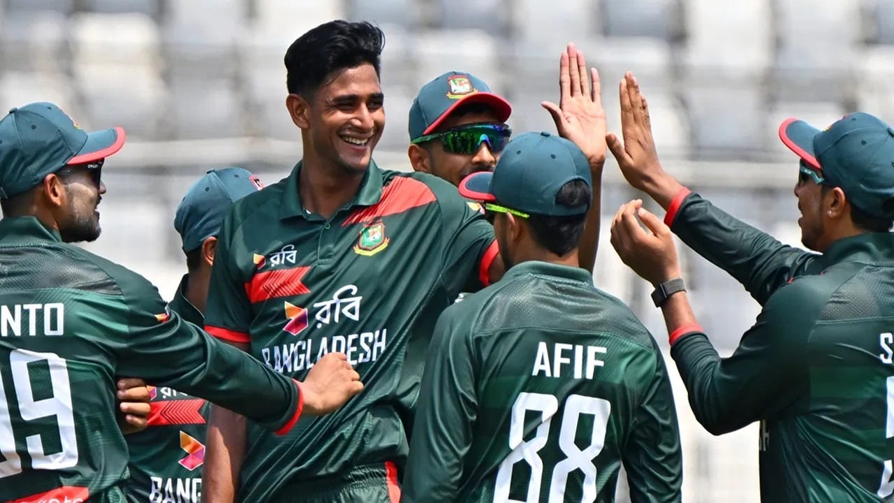 आयसीसीने बांगलादेशवर स्लो ओव्हर रेटमुळे दंडात्मक कारवाई केली आहे. त्यामुळे आयसीसीने बांगलादेशकडून सामन्याच्या एकूण मानधनापैकी 10 टक्के रक्कम दंड म्हणून वसूल केली आहे. बांगलादेशने निर्धारित वेळेत 2 ओव्हर कमी टाकल्या. (PHOTO CREDIT : PTI)