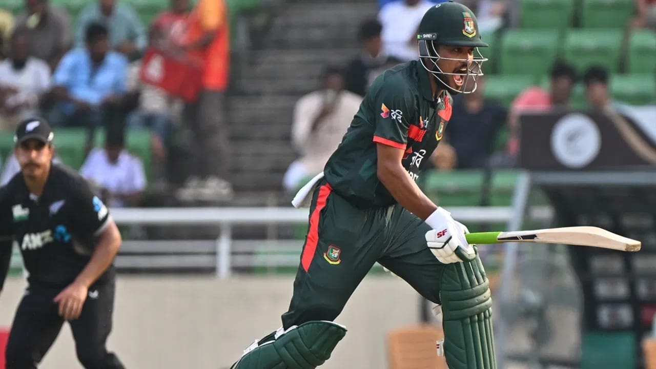 बांगलादेशचा कॅप्टन मेहदी हसन मिराज याने आपल्याकडून झालेली चूक मान्य केली. त्यामुळे अधिकृत कारवाई करण्याची गरज पडली नाही.  (PHOTO CREDIT : PTI)