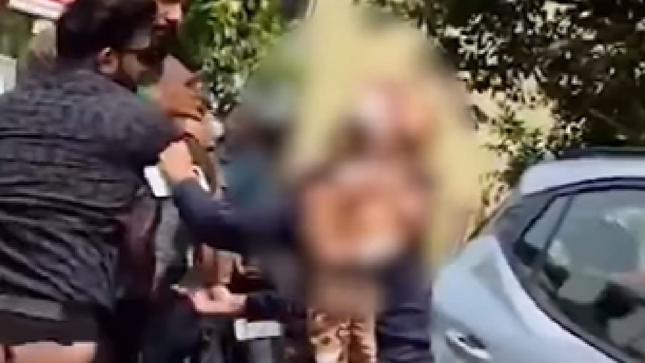 काही क्षणांतच हा वाद विकोपाला जात दोघांमध्ये जोरदार हाणामारी सुरू झाली. भररस्त्यात रिकव्हरी एजंटने ग्राहकाला लाथाबुक्क्यांनी मारहाण केली  हा प्रकार पाहून परिसरातील वाहनचालक आणि पादचारी काही काळ स्तब्ध झाले. गर्दीच्या वेळी घडलेल्या या घटनेमुळे वाहतुकीलाही काही प्रमाणात अडथळा निर्माण झाला.