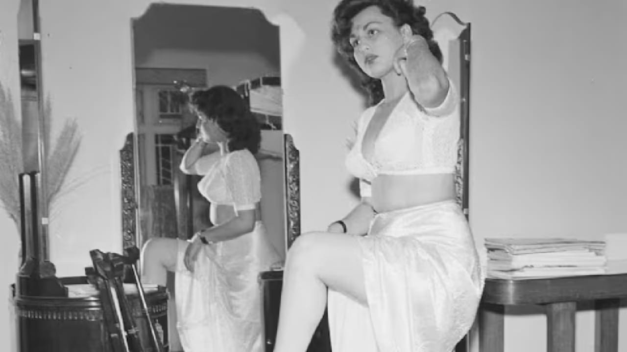 1944 साली 'चाँद' या चित्रपटातून त्यांनी बॉलिवूडमध्ये पदार्पण केले. मात्र, त्यांना सुरुवातीला मुख्य अभिनेत्रीच्या भूमिका फारशा मिळाल्या नाहीत. तरीही मॉडेल म्हणून त्यांनी स्वतःची वेगळी ओळख निर्माण केली. याच काळात त्यांनी एक धाडसी फोटोशूट करून खळबळ उडवली.