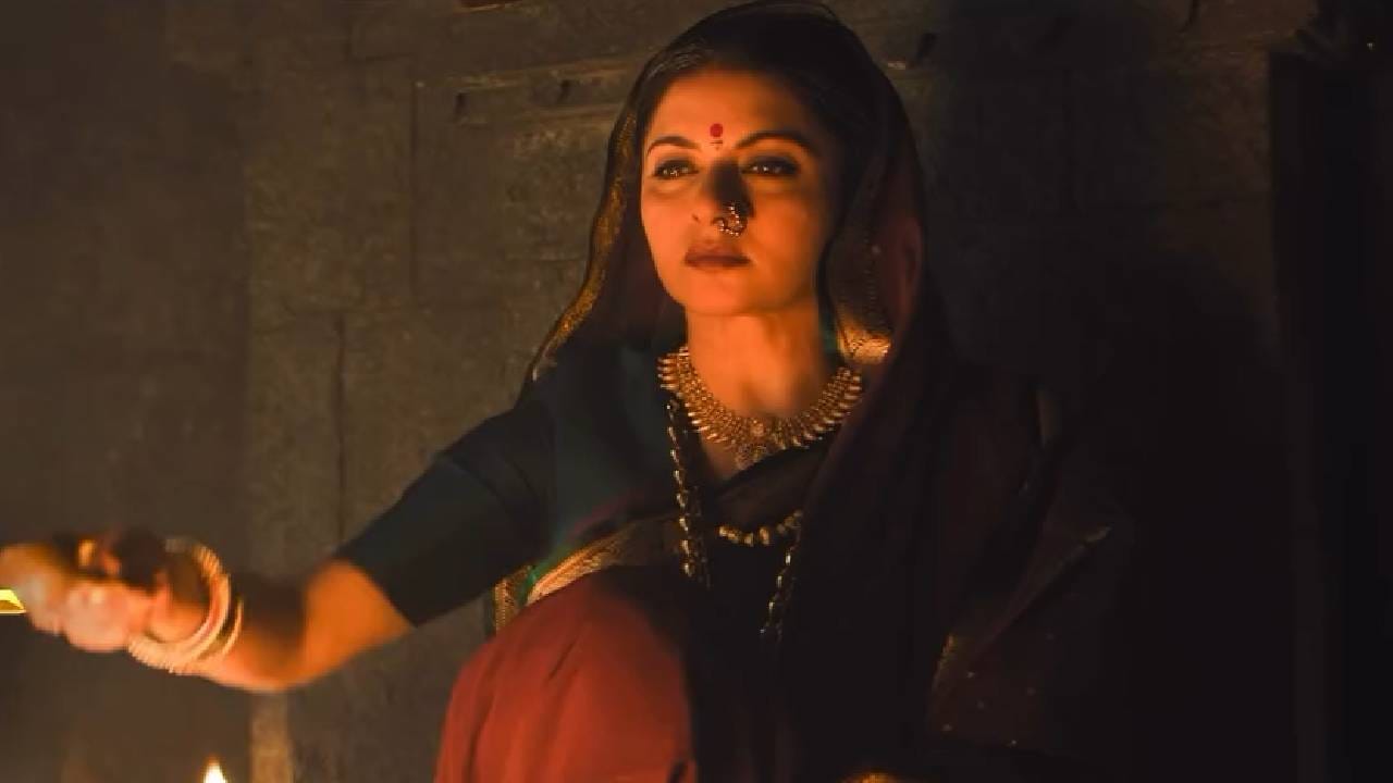 दहा वर्षे एका महाकाय स्वप्नाला उराशी बाळगून ते सत्यात उतरवण्याचा प्रयत्न केला. लक्षात आलं.. छत्रपती शिवाजी महाराज नावाचं हे आकाश जितकं दिसतं त्यापेक्षा कितीतरी भव्य आहे, अशा शब्दांत रितेशने भावना व्यक्त केल्या आहेत.