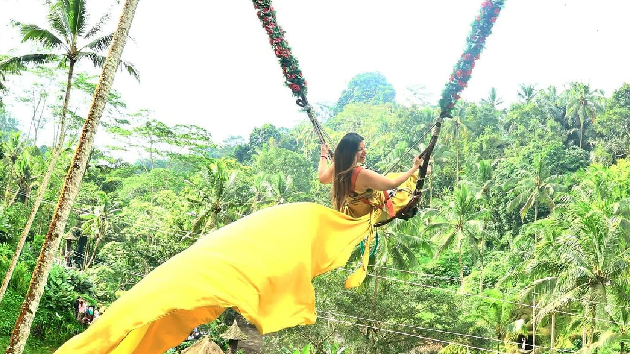 भोजपुरी आणि टीव्ही इंडस्ट्रीतील लोकप्रिय अभिनेत्री संभावना सेठच्या आयुष्यात लवकरच आनंदाची बातमी येणार आहे. लग्नानंतर तब्बल 10 वर्षांनी ती आई होणार असून सरोगसीच्या माध्यमातून ती मातृत्वाचा अनुभव घेणार आहेत. ही आनंदाची बातमी तिने स्वतः सोशल मीडियावर चाहत्यांसोबत शेअर केली आहे.