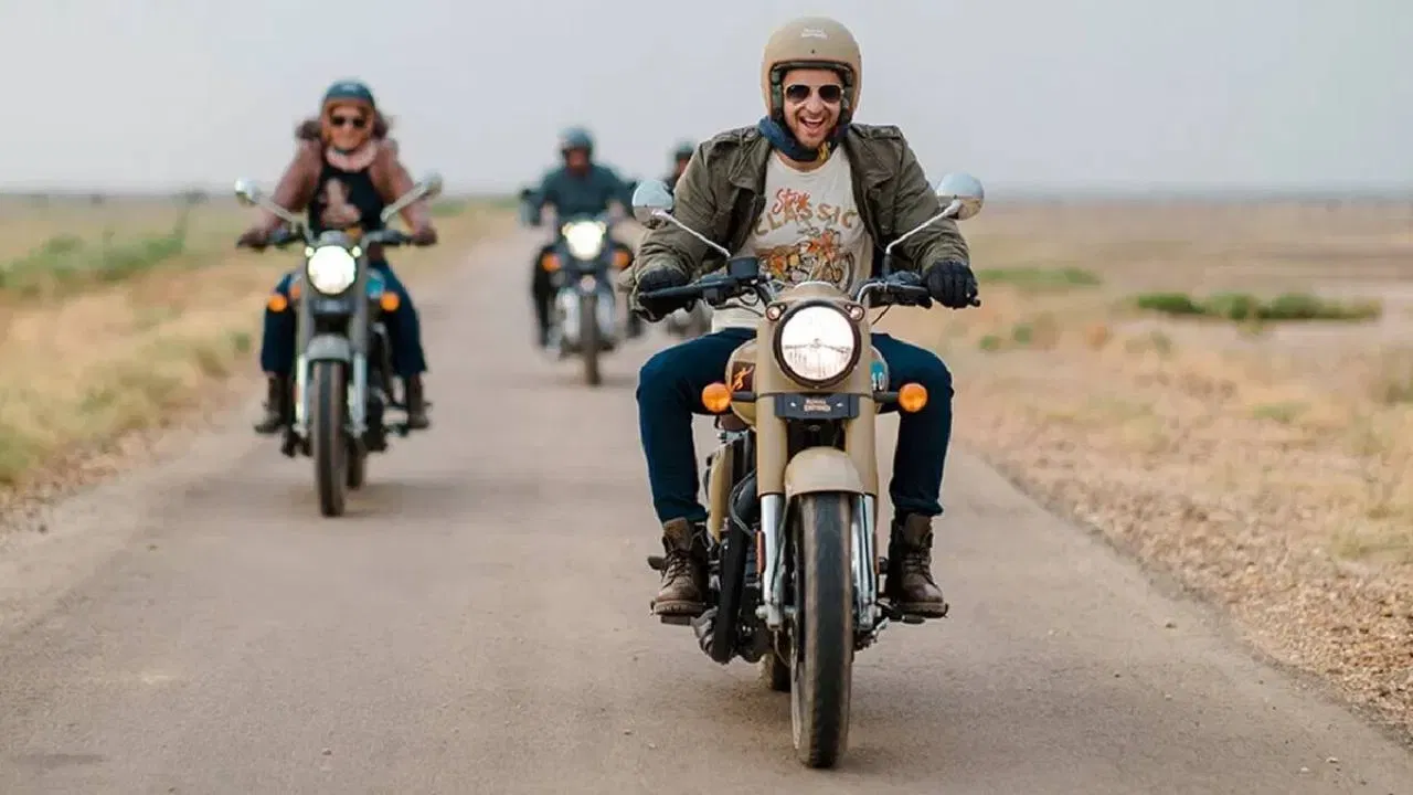 पंक्चर झाल्यानंतर बाइक किती अंतर जाऊ शकते? : ट्यूबलेस टायर पंक्चर झाल्यानंतर काही अंतर बाइक चालवता येते, पण ते पूर्णपणे परिस्थितीवर अवलंबून असते. जर पंक्चर छोटr असेल, जसे की खिळा किंवा पातळ वस्तूमुळे झाला असेल, तर हवा हळूहळू कमी होते आणि तुम्ही आरामात 10 ते 20 किलोमीटरपर्यंत बाइक चालवू शकता.