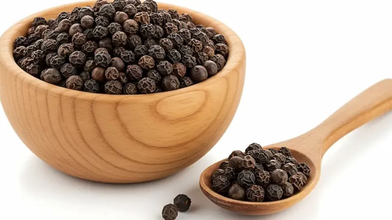 भारतानंतर पाचव्या क्रमांकावर चीनचा नंबर लागतो. चीनमध्येही काळी मिरीची शेती मोठ्या प्रमाणावर होत असते. तेथील अर्थव्यवस्थेला काळी मिरीमुळे फायदा होतो. 