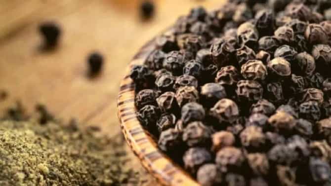 काळी मिरीच्या या उपायांनी तुमचं नशिब चमकणार.... एका क्लिकवर जाणून घ्या