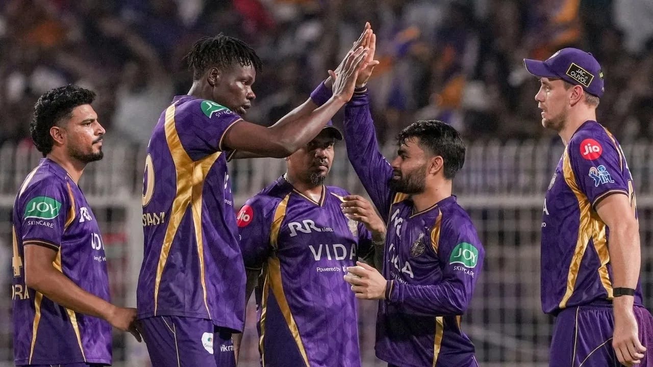 आयपीएल स्पर्धेच्या प्रत्येक मोसमात काही खेळाडूंना तगडा भाव मिळतो. मात्र त्यापकैी 1 खेळाडू सर्वात महागडा ठरतो. सर्वाधिक भाव मिळाल्याने या खेळाडूच्या कामगिरीकडे क्रिकेट चाहत्यांचं लक्ष असतं. मात्र क्वचितच महागड्या खेळाडूंना प्राईज टॅगला साजेशी कामगिरी करता आली आहे. या 19 व्या मोसमातील खेळाडूही आतापर्यंत प्राईज टॅगला शोभेल अशी कामगिरी करण्यात अपयशी ठरला आहे. (Photo Credit: PTI)