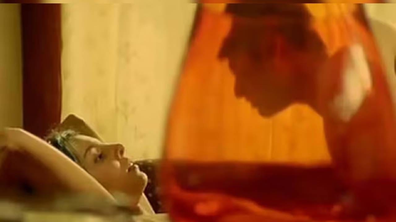 साल २००५ मध्ये आलेल्या चित्रपट 'सिन्स' हीही या यादीत आहे. या चित्रपटातील हॉट आणि बोल्ड सीनमुळे त्याच्यावर बंदी घालण्यात आली होती. चित्रपटात अभिनेत्री सीमाने असे अनेक बोल्ड सीन दिले होते, जे आजही अनेक अभिनेत्रींना जमणार नाहीत. हे सीन पाहून अनेकांना धक्का बसला होता.