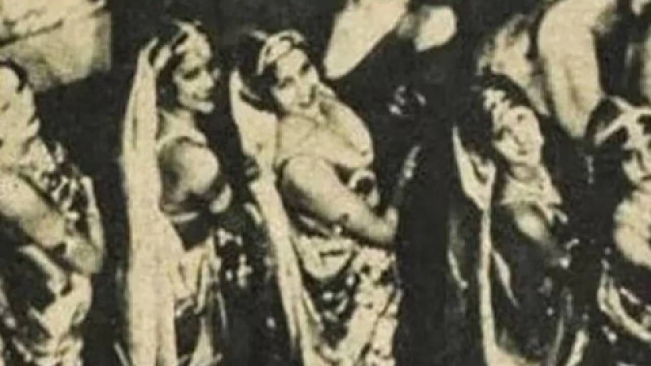 या चित्रपटाचे नाव 'इंद्रसभा' असून तो 1932 मध्ये प्रदर्शित झाला होता. या चित्रपटात जहानारा कज्जन आणि मास्टर निसार मुख्य भूमिकेत दिसले होते. चित्रपटात कथेपेक्षा गाण्यांवर जास्त लक्ष केंद्रित करण्यात आले होते. हा चित्रपट अशा वेळी प्रदर्शित झाला होता जेव्हा बोलपटांचे युग नुकतेच सुरू झाले होते. सुमारे 3 तास 31 मिनिटांच्या या चित्रपटातील गाणी जगातील सर्वात सुंदर ठिकाणांवर चित्रित करण्यात आली होती आणि त्यावर लाखो-करोडो रुपये खर्च करून उत्कृष्ट ट्रॅक तयार केले गेले होते.