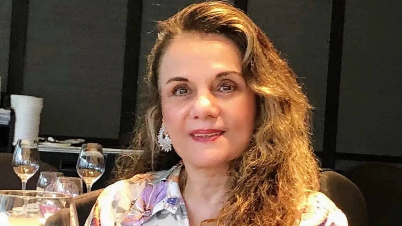 फिरोज खानला मी आवडायचे. पण त्यांची गर्लफ्रेंड होती. त्यामुळे आमच्यात कधी शरीरसंबंध प्रस्थापित झाले नाहीत. आमच्या फिल्म इंडस्ट्रीमधील तो एक हँडसम हिरो होता. अजूनही त्यांच्या बरोबरीच कोणी नाही असं मुमताज विकी लालवानीला दिलेल्या मुलाखतीत म्हणाल्या. 